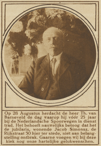 870732 Portret van Th. van Barneveld (J.S. de Rijkstraat 30) te Utrecht, die 25 jaar in dienst is bij de Nederlandsche ...